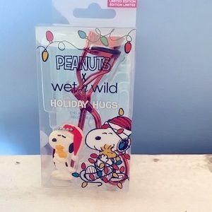 Wet n Wild Merry x Peanuts eyelash curler new in box